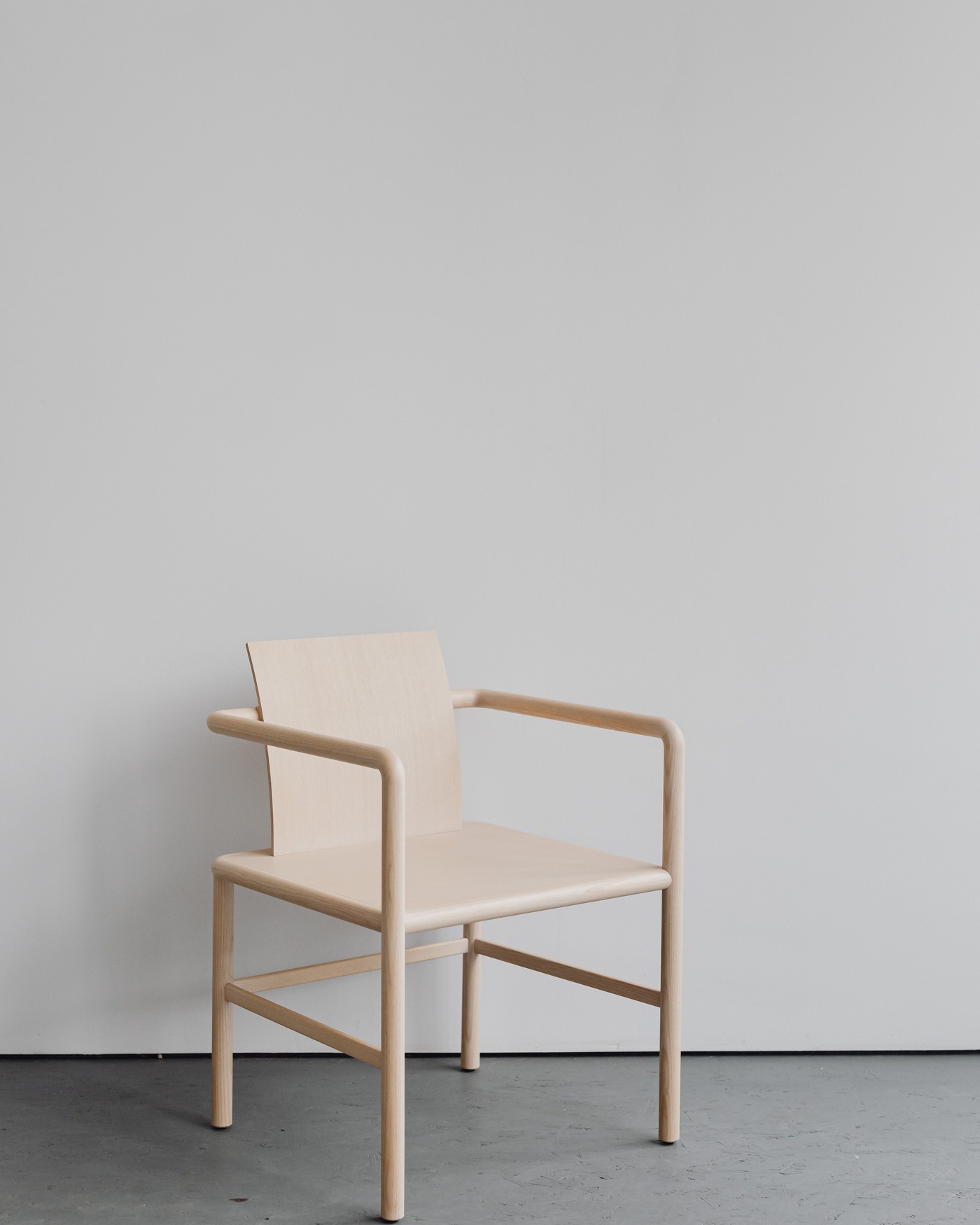 Silla Ribera de madera maciza, vista de tres cuartos