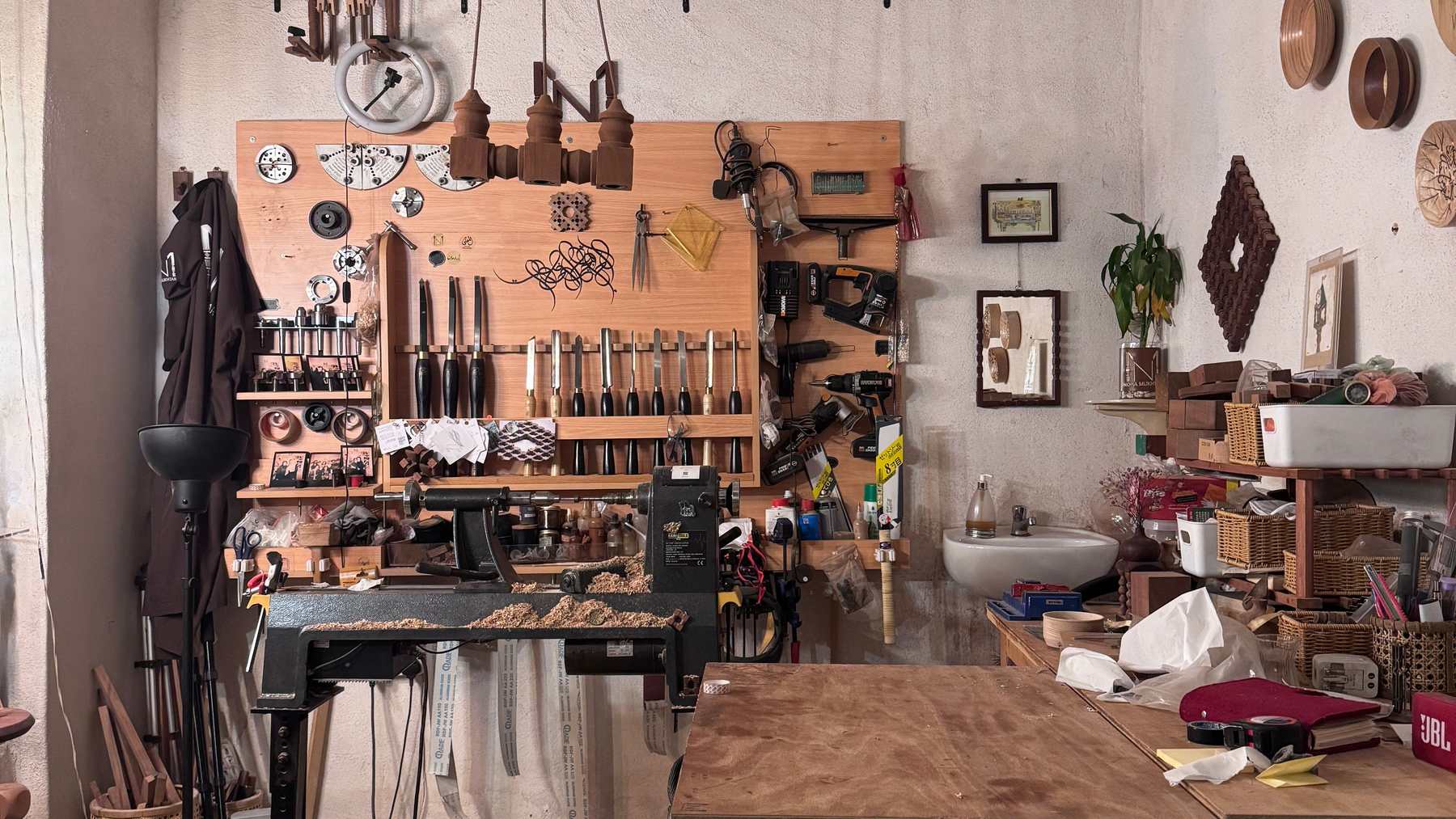 Interior del taller de carpintería, con herramientas de mano colgadas